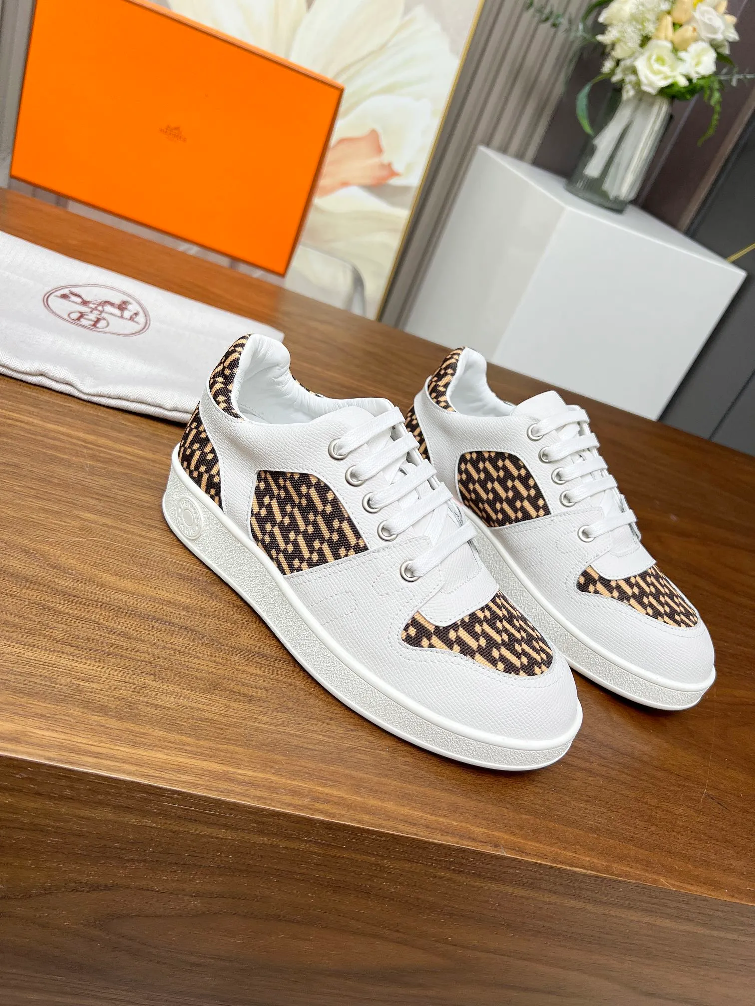 👟👟Ex-factory price 520👟👟 🔥🔥🔥French direct mail HERMES/Hermès flat fashion sports and casual shoes Korean style lace-up mesh lightweight! ! Breathable and comfortable, standard size 35/40 (41 can be customized and will not be returned)